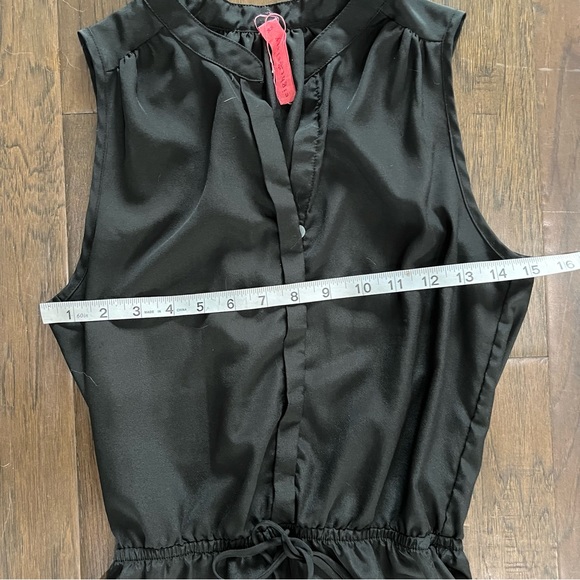 Eight Sixty Sleeveless Dress - Picture 12 of 14